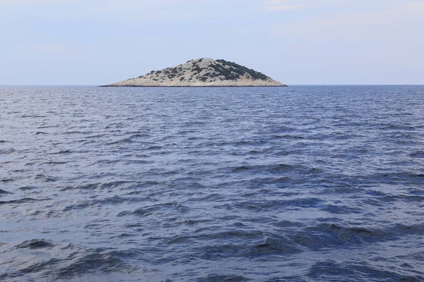 Ilha desabitada do arquipélago de Kornati, Croácia — Fotografia de Stock