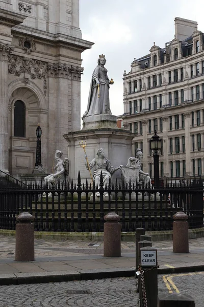 Estatua de la reina Ana, cementerio de San Pablo, Londres — Foto de Stock