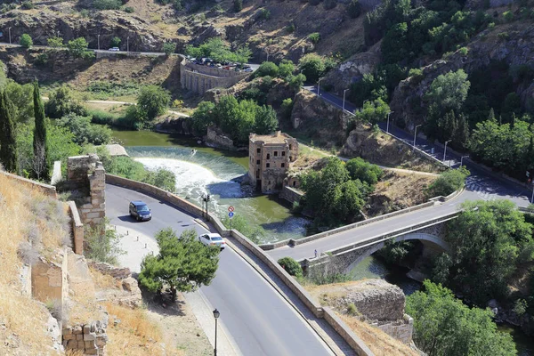 El río Tajo en las murallas de la ciudad vieja Toledo —  Fotos de Stock