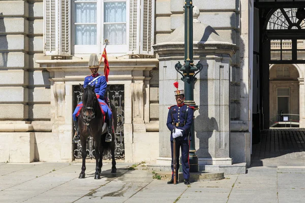 Guard at the royal palace in Madrid — Stock Photo, Image