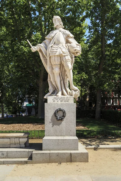 Estatua del rey español Fernando I en Madrid — Foto de Stock