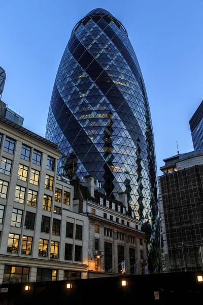 夜のロンドンの街の高層ビル — ストック写真