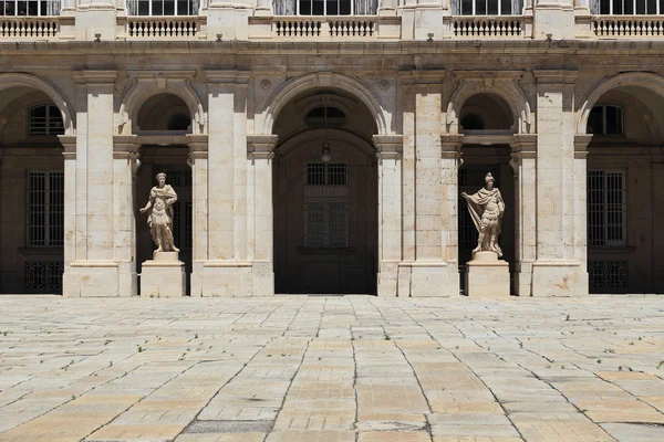 Fragment de la cour du Palais Royal de Madrid — Photo
