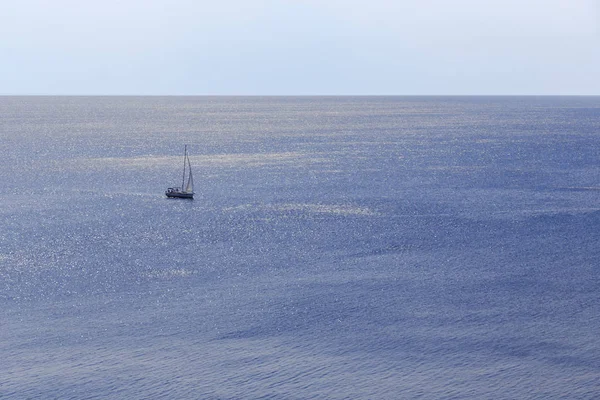 太陽の光の下で海の地平線 — ストック写真