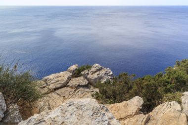 Deniz ufuk güneş ışınları altında