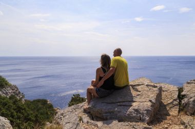 Yüksek kıyısında