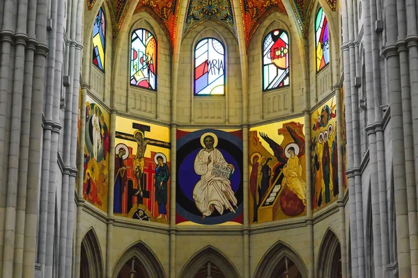 Interiör av domkyrkan Santa Maria La Real de la Almudena, Mad — Stockfoto