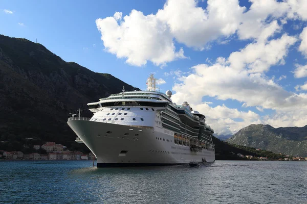 Liner 'Serenade of the Seas' in the roadstead in Kotor — Stock Photo, Image