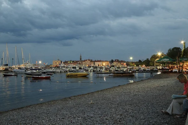 Budva bei Nacht, montenegro — Stockfoto