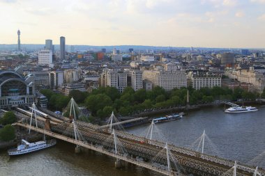 Golden Jubilee Köprüsü ve Thames havadan görünümü