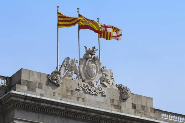 Vlaggen boven het stadhuis van Barcelona — Stockfoto