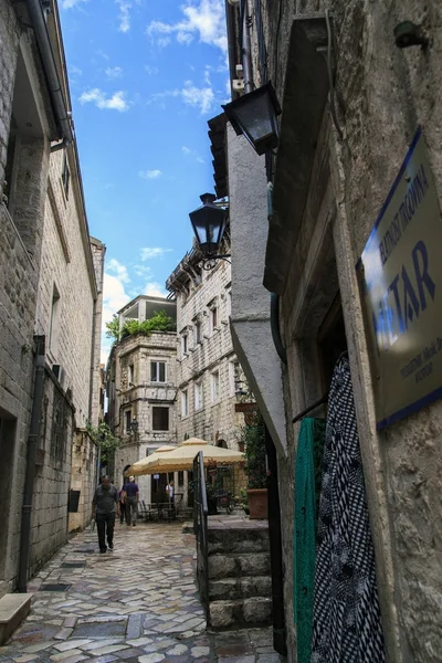Straat van de middeleeuwse stad van Kotor, Montenegro — Stockfoto