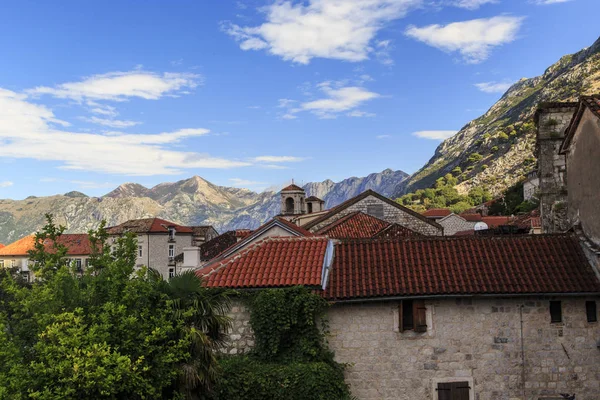 Cidade montenegrina velha e montanhas — Fotografia de Stock