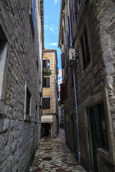 Straat van de middeleeuwse stad van Kotor, Montenegro — Stockfoto