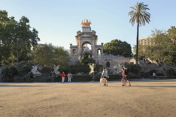 Fuente de Cascada en el Parque de la Ciutadella, Barcelona —  Fotos de Stock