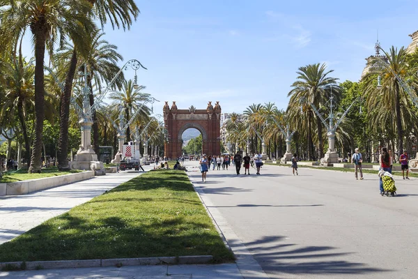 Boulevard Luis Companis och Triumfbågen, Barcelona — Stockfoto