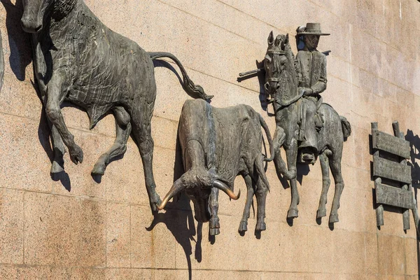 Fragmento de estatuas murales 'encierro', Madrid — Foto de Stock