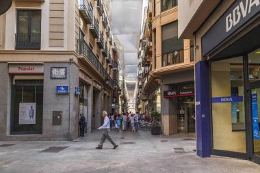 İspanya'nın Yaya Caddesi üzerinde yapay gölge