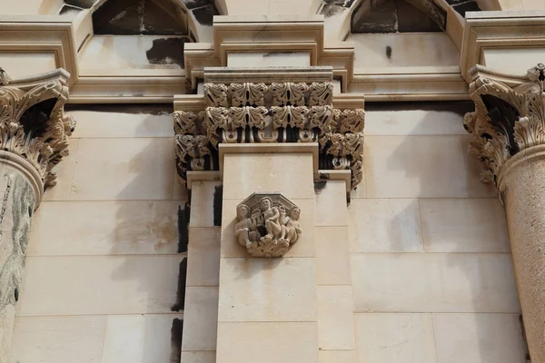 Архитектурные детали храма Святого Домния в Сплите, Кроа — стоковое фото