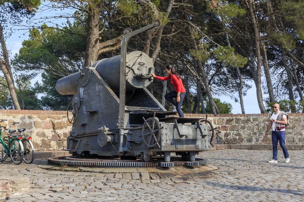 Turistas en la batería costera de Montjuic, Barcelona — Foto de Stock