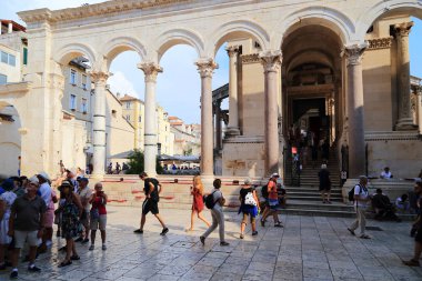Peristil Diocletianus Sarayı'nın antik Roma Sütunlu,