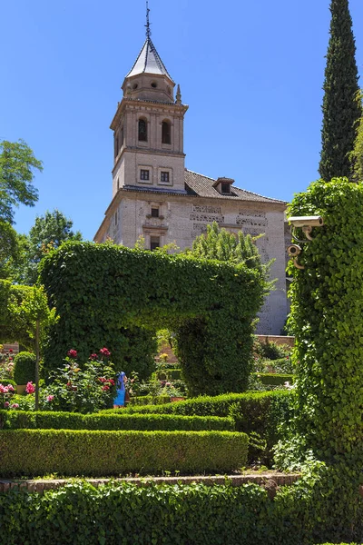 Paraiso tuinen en de kerk van Santa Maria de la Alhambra, Gr — Stockfoto