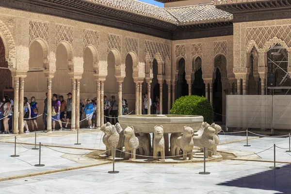 Alhambra en Granada, España: Palacio Nazarí, Patio de los Leones — Foto de Stock