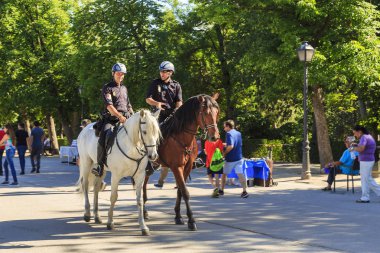 Atlı polis devriye El Retiro Park