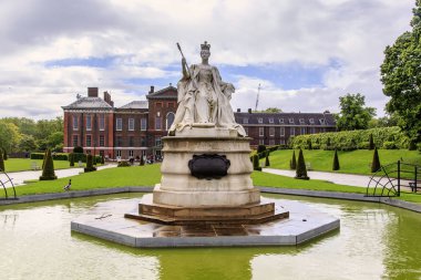Londra Kensington Sarayı'nda Kraliçe Victoria Anıtı