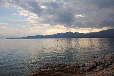 Bulutlu akşam Korint Körfezi, Yunanistan