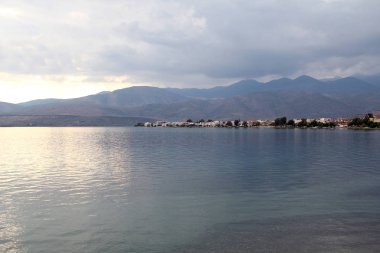 Bulutlu akşam Korint Körfezi, Yunanistan