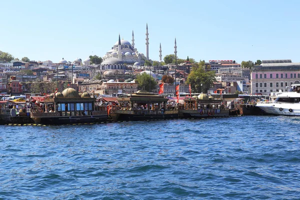 Widok na molo Emineni i Meczet Sulejmana, Istanbul — Zdjęcie stockowe