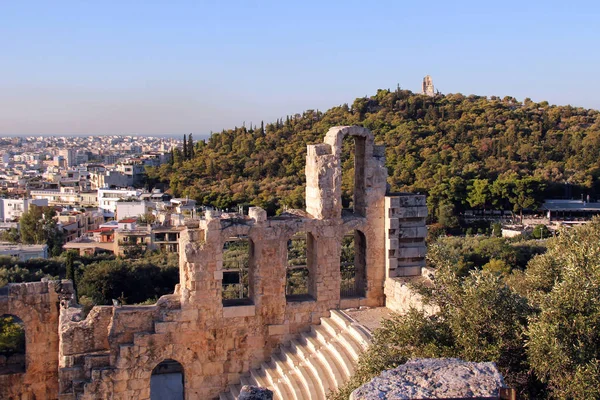 Blick auf den Hügel der Musen und das Odeon des herodes atticus, athe — Stockfoto