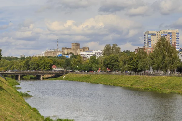 Utsikt över den Highland distriktet av Kharkov från floden Lopan, U — Stockfoto