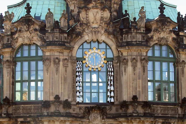 Dresde、ツヴィンガー宮殿の鐘館のファサードのフラグメント — ストック写真