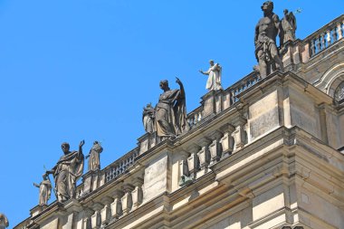 Hofkirche, Dres yan cephe mimari parça