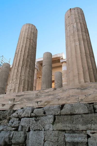 Säulen der Propyläen der Athener Akropolis — Stockfoto