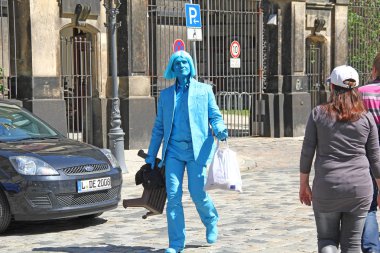 Alışılmadık bir mavi adam