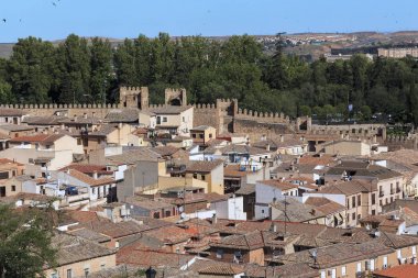 Kale duvarları arkasında eski bir Toledo bir havadan görünümü