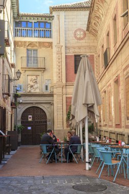 Eski avlusunda yemek