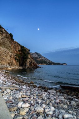 Karadağ sahil üzerinde geç akşam