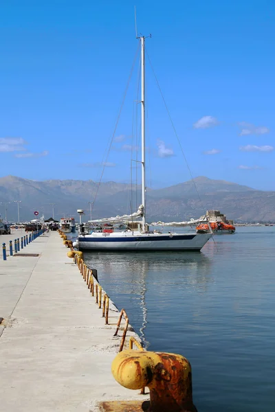 Molo s kotvící jachty v přístavu Nafplio, Řecko — Stock fotografie