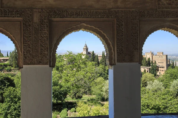 Vista de la Alhambra desde las ventanas del patio del Ge — Foto de Stock