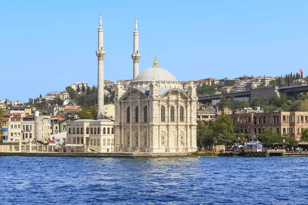 Wielki Meczet w Medzhidiye (Ortakey Meczet), Istanbul — Zdjęcie stockowe