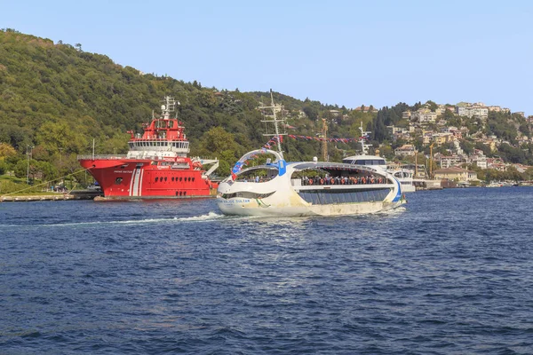 Fritidsbåt i sundet av Bosporen — Stockfoto