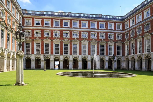 The Fountain Court of Hampton Court Palace, Reino Unido — Foto de Stock