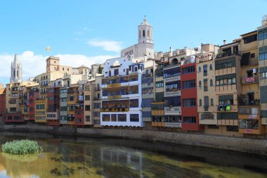 Girona, İspanya Onyar Nehri'nin nehir yatağı boyunca evleri