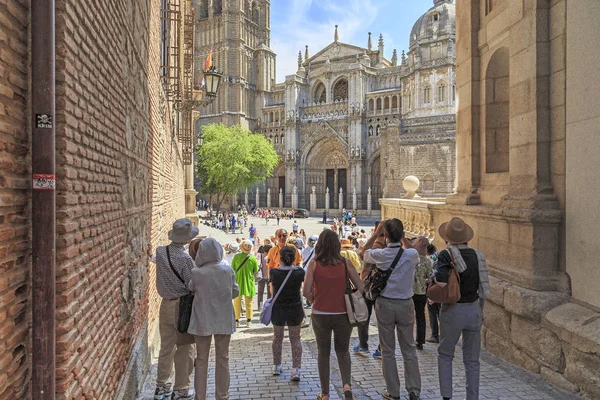 Turistas em frente à catedral de Toledo — Fotografia de Stock