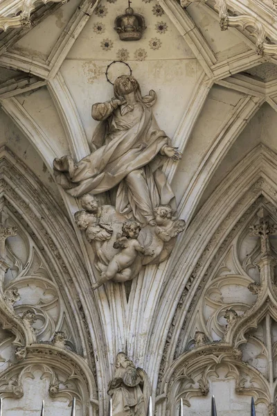 Fragmento de arte de la Puerta de los Leones de la Catedral de Toledo — Foto de Stock