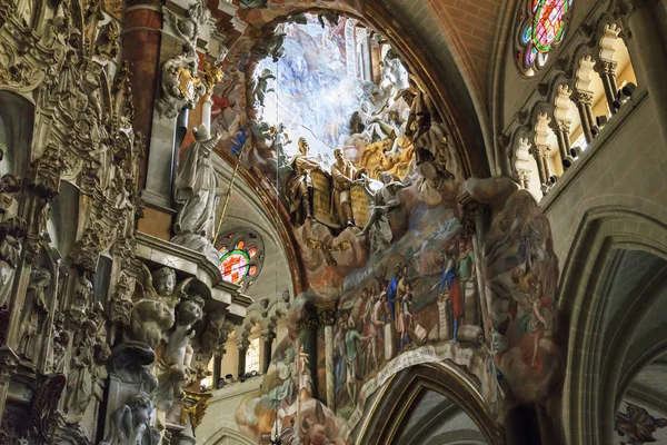 Toledo Katedrali çatı penceresinde